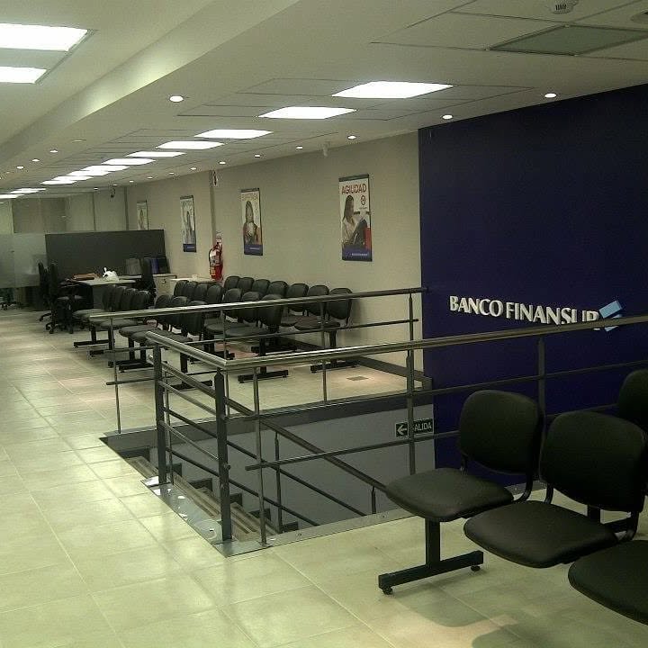 Interior de la sucursal Córdoba del Banco Finansur